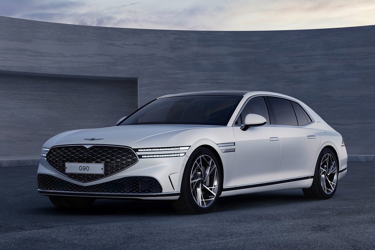 Genesis G80 je monumentálnou limuzínou s dĺžkou  5 275 mm. Útočí tak priamo na Mercedes-Benz triedy S či BMW radu 7. S konkurenciou si ho vďaka maske Crest Grille a dvojriadkovým reflektorom určite nepomýlite.