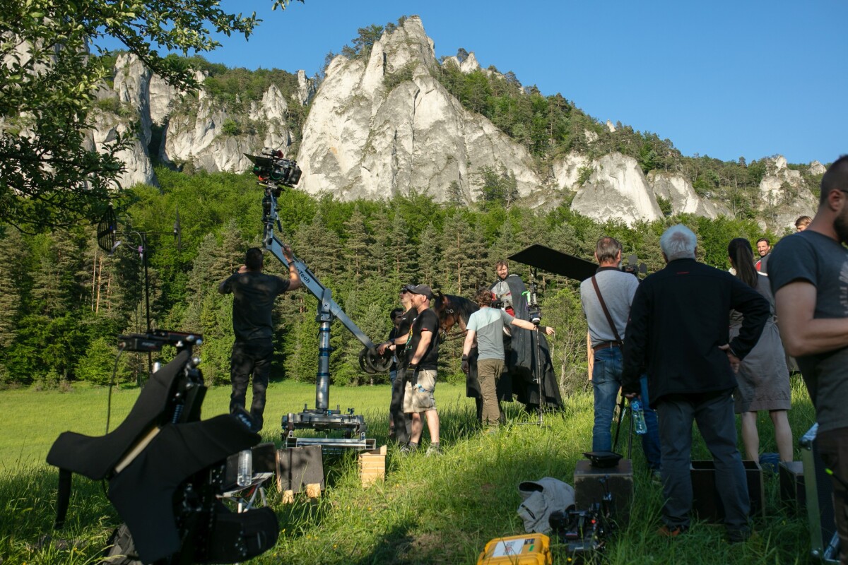 Záber je z prostredia Súľovských skál, kde sa nakrúcala rozprávka Zakliata jaskyňa. Vznikol tam však aj kultový film s Jozefom Kronerom. Jeho meno znie?