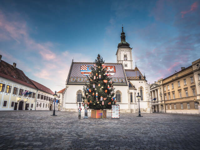 Námestie sv. Marka a Kostol sv. Marka s unikátnou strechou, čo vyzerá ako lego. Škridly kostola sú poukladané v tvare erbu Záhrebu (vpravo) a erbu Chorvátska. Kostol z roku 1499 je jednou z najstarších architektonických pamiatok v Záhrebe. Okrem neho je dominantou mesta záhrebská katedrála.