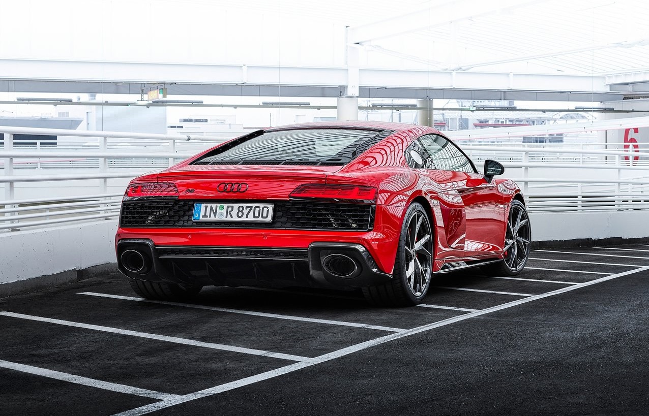Audi R8 V10 performance RWD poháňa 5,2-litrový atmosférický vidlicový desaťvalec s výkonom 419 kW (570 k) a krútiacim momentom 550 Nm.