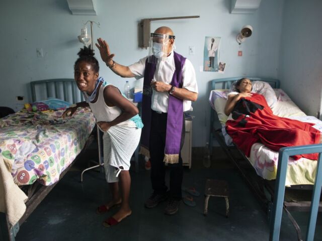 foto roka 2021, nemocnica, pacientka, kňaz, Venezuela