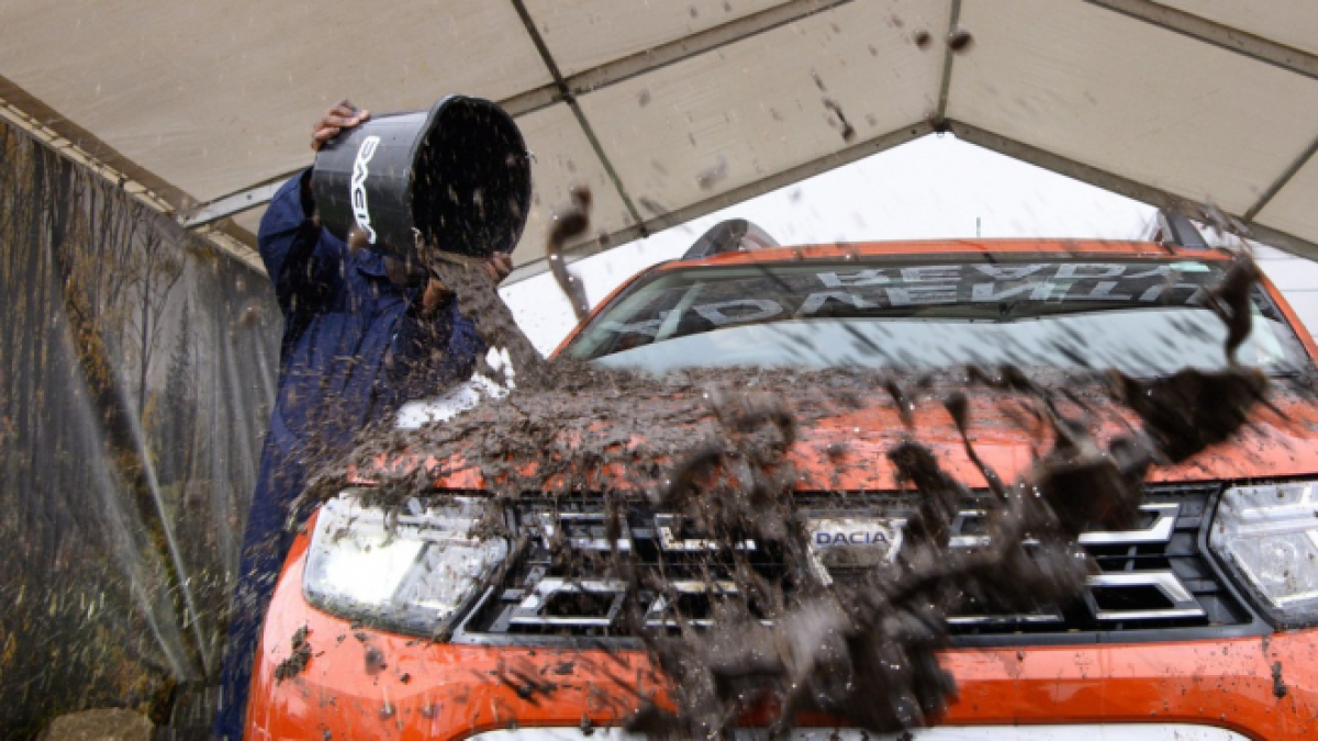 Dacia - špinička áut Mud Wash 2022