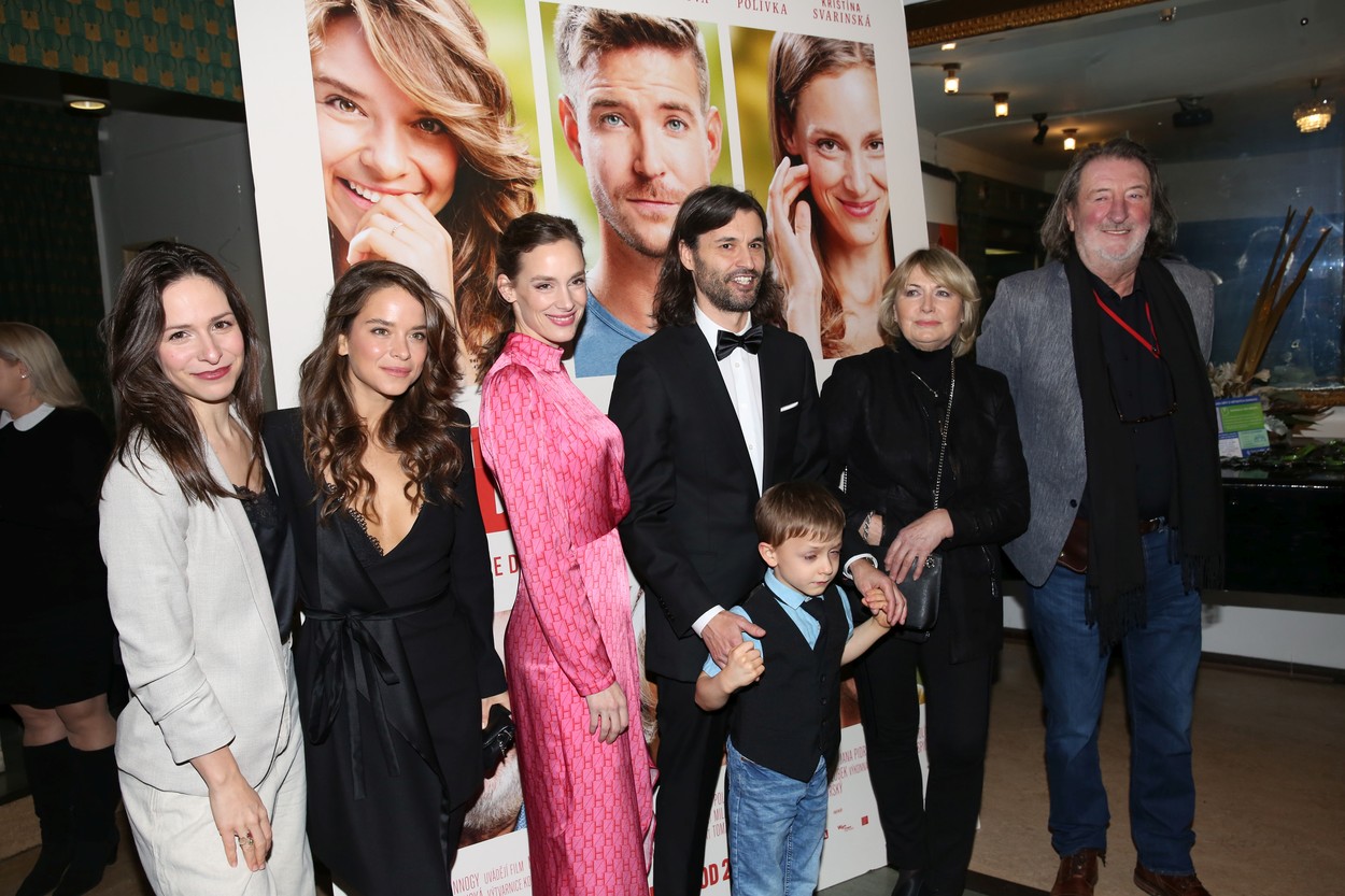 Premiéra filmu Srdce na dlani, zľava: Veronika Khek Kubařová, Kristína Svarinská,  Jana Pidrmanová, Slávek Horák, Bolek Polívka, Eliška Balzerová.