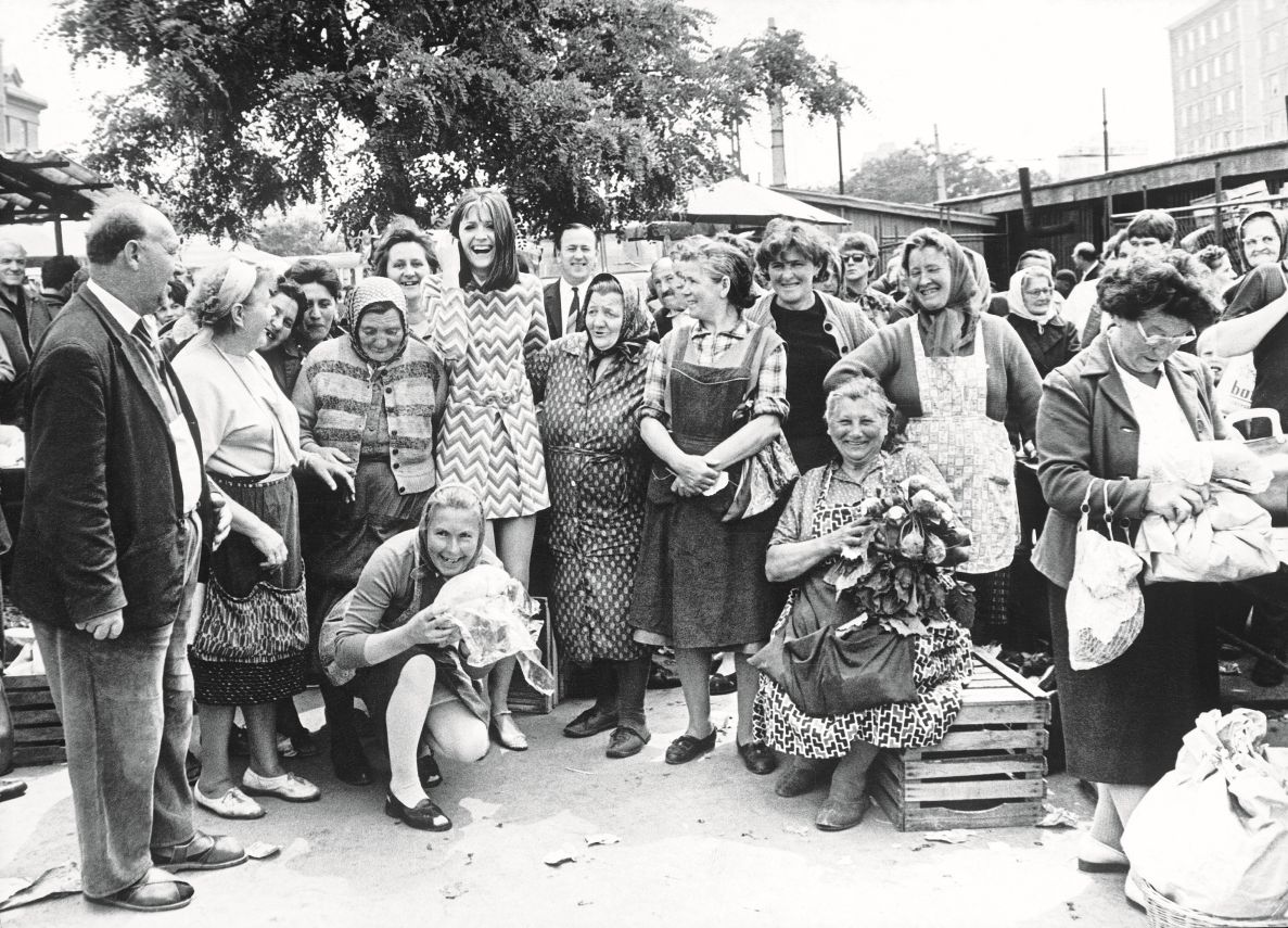 Obľúbená britská speváčka Sandy Shaw na Centrálnom trhovisku v Bratislave v roku 1967.