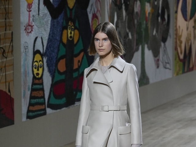 Modelka na prehliadke Dior Haute Couture Jar-Leto 2022 v Paríži. 