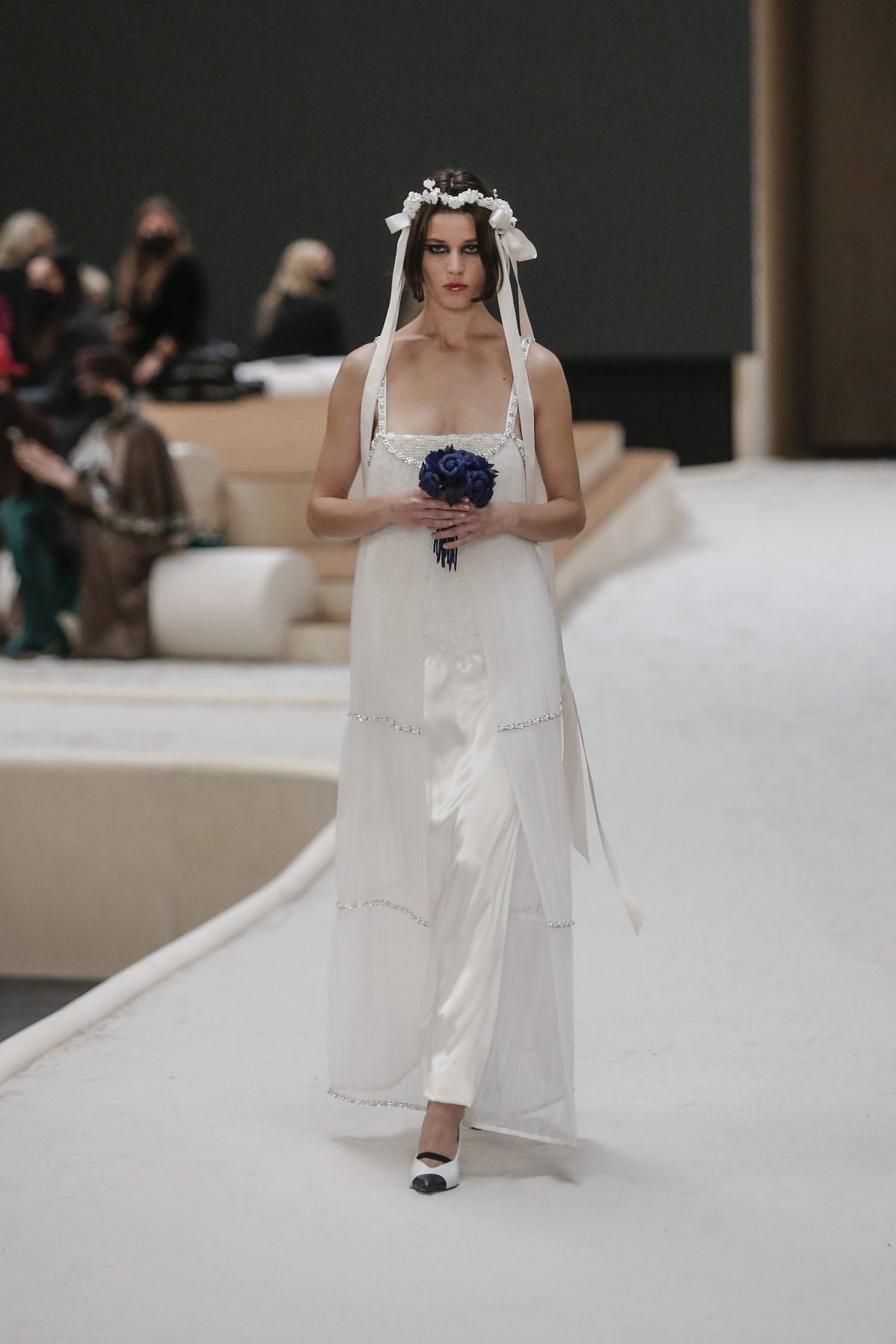 Modelka na prehliadke Chanel Haute Couture Jar/Leto 2022 v Paríži. 