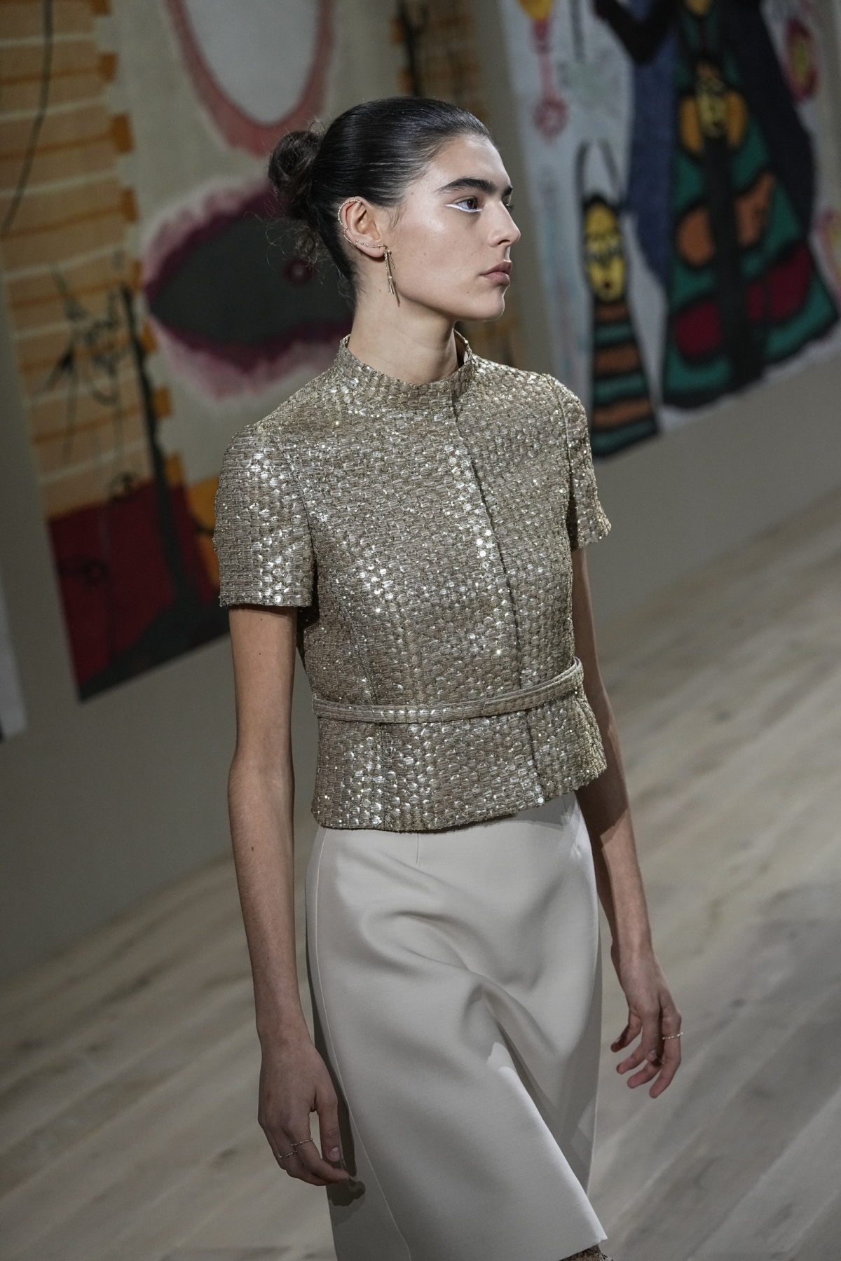 Modelka na prehliadke Dior Haute Couture Jar-Leto 2022 v Paríži. 