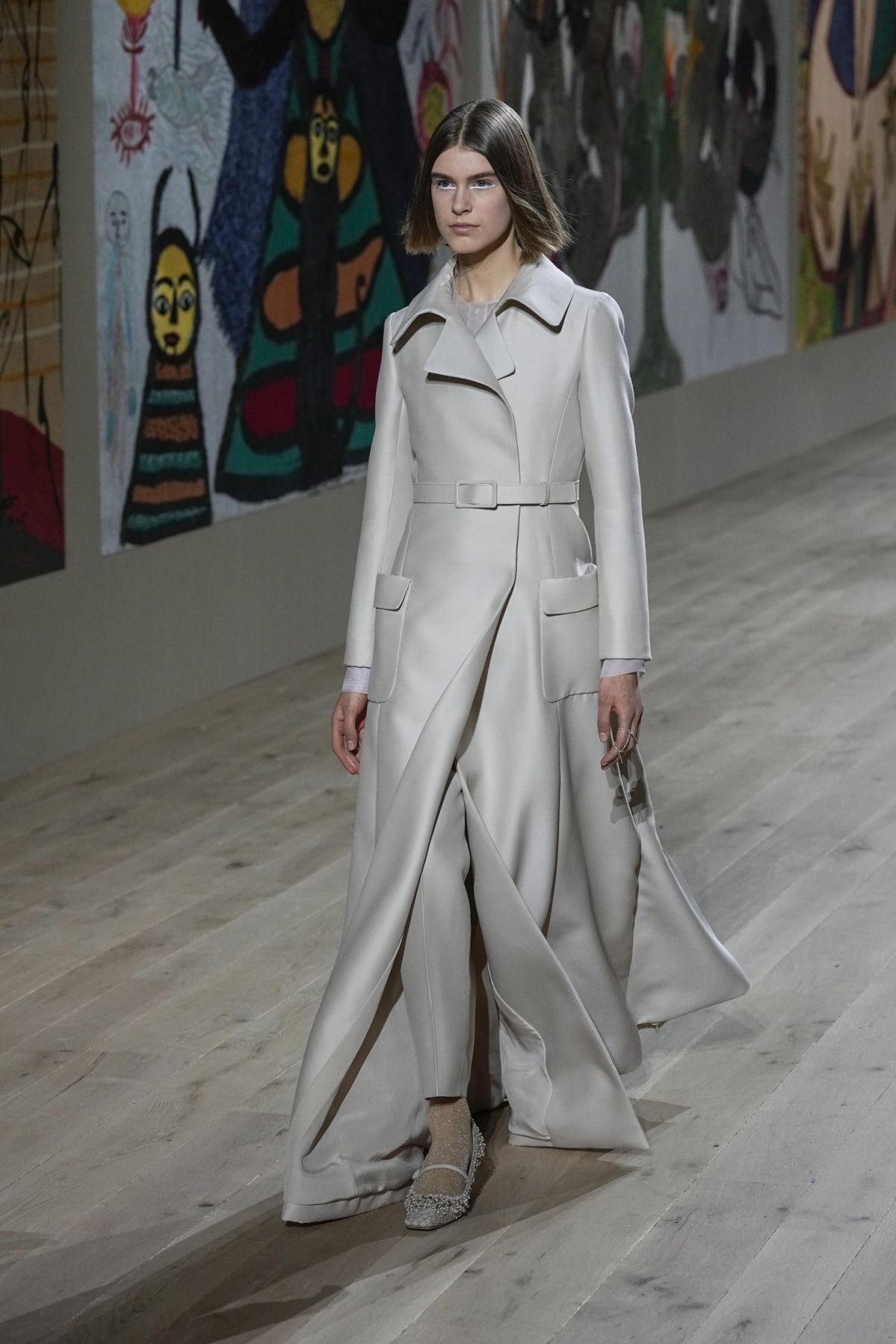 Modelka na prehliadke Dior Haute Couture Jar-Leto 2022 v Paríži. 