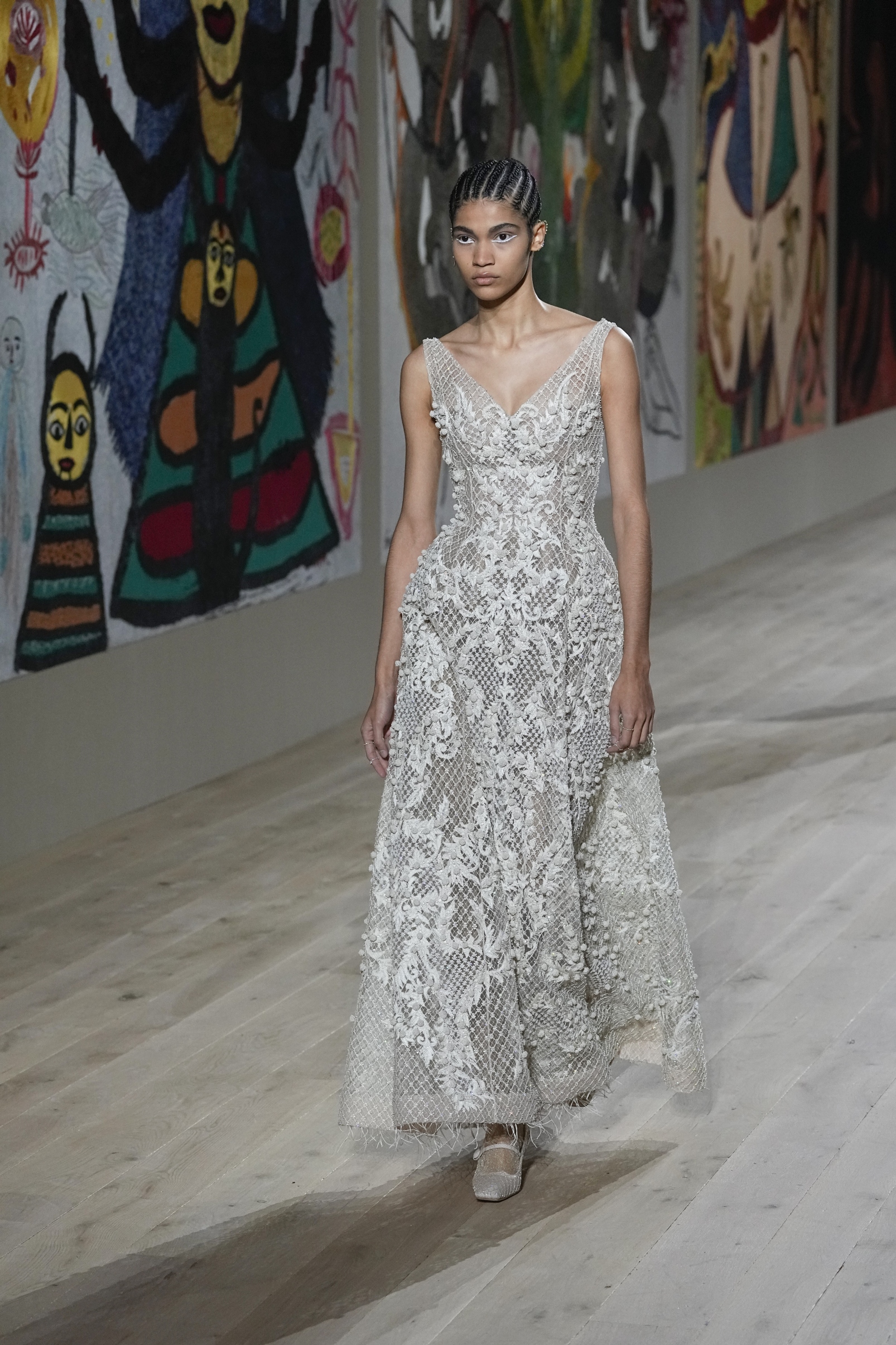 Modelka na prehliadke Dior Haute Couture Jar-Leto 2022 v Paríži.
