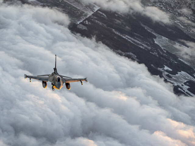 F-16 / Stíhačka /