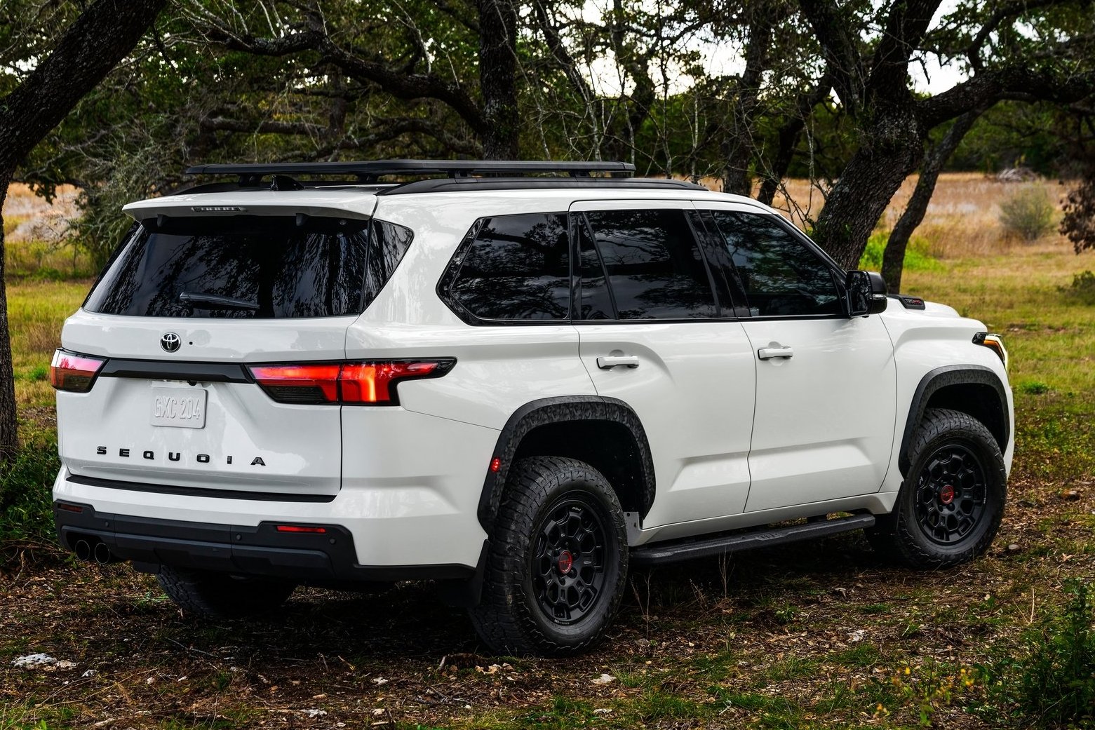 V porovnaní s Lexusom LX a Toyotou Land Cruiser je Sequoia výrazne väčšia, aby poskytla obrovský a variabilný interiér. Spája ich však spoločná platforma GA-F aj nový dvakrát preplňovaný 6-valec 3,5 i-Force Max.