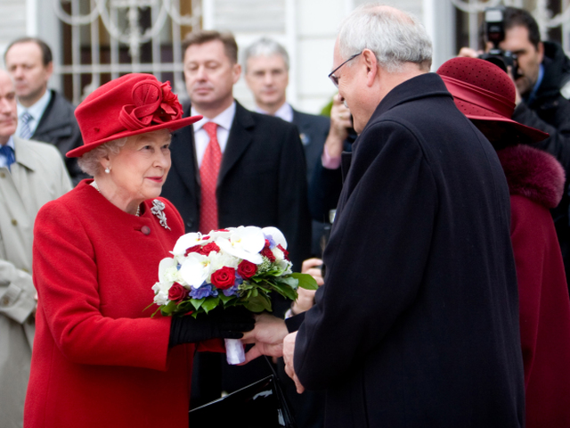 Britská panovníčka navštívila Slovensko v októbri 2008. Na nádvorí Grasalkovičovho paláca ju privítal s kyticou v podobe slovenskej trikolóry prezident Ivan Gašparovič.
