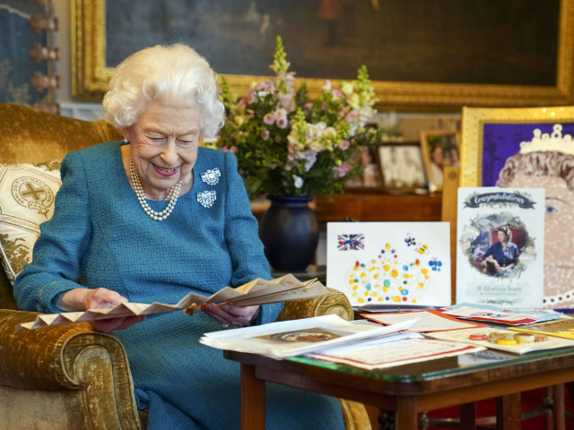 CORRECTION Britain Queen Platinum Jubilee