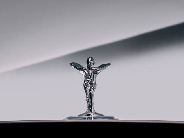 Vynovený symbol je menší a aerodynamickejší. Vznikol modelovaním v počítači a zdobiť bude prvý elektrický Rolls-Royce.