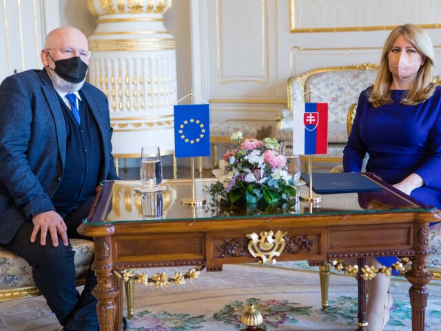 Prezidentka Zuzana Čaputová na stretnuti s výkonným podpredsedom Európskej komisie Fransom Timmermansom, ktorý minulý týždeň navštívil Slovensko.