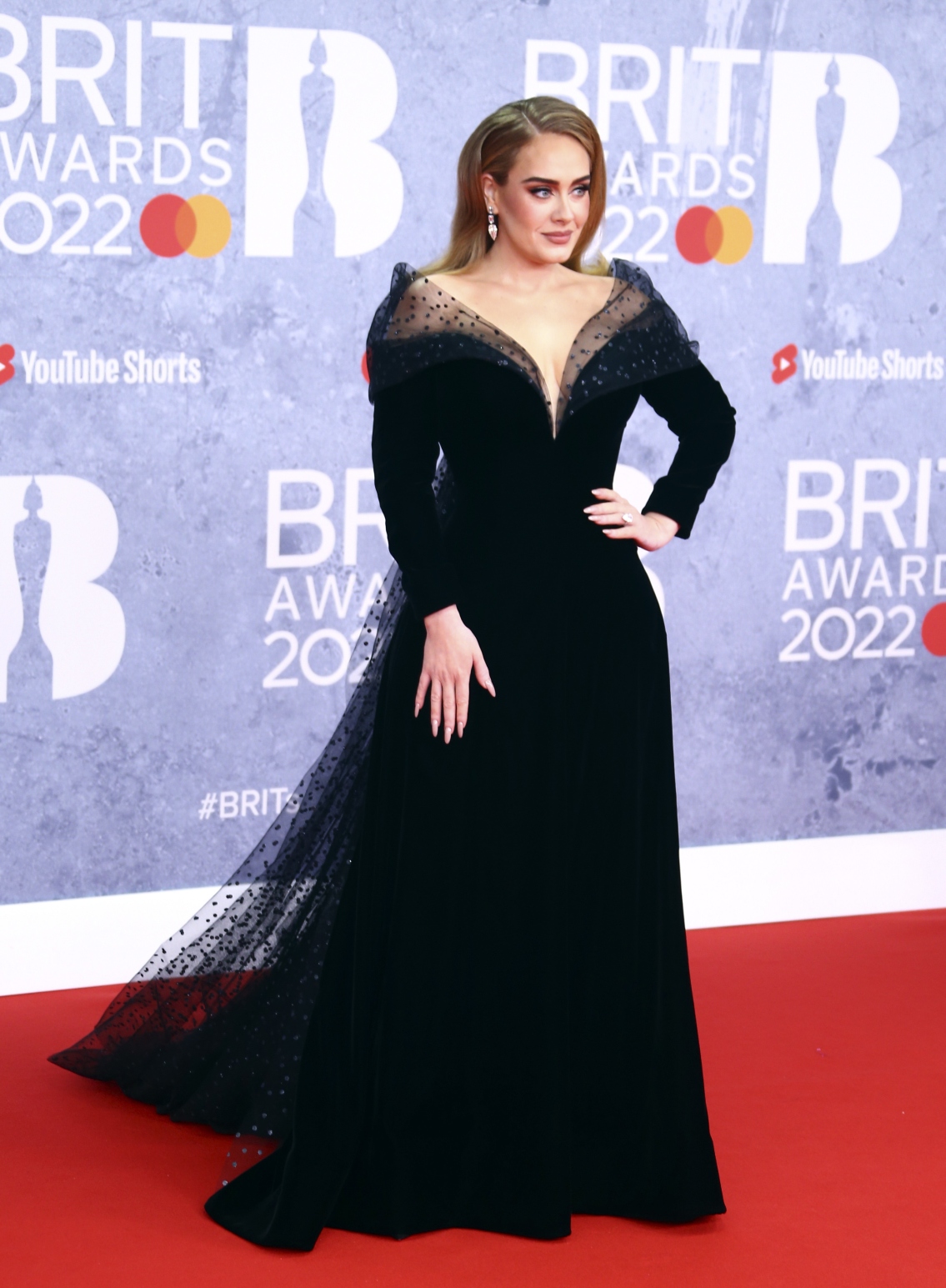 Speváčka Adele dorazila na Brit Awards 2022 v kreácii Armani Privé.