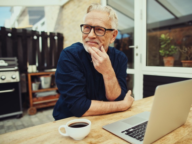 senior dôchodca pracujúci dôchodca pracujúci penzista