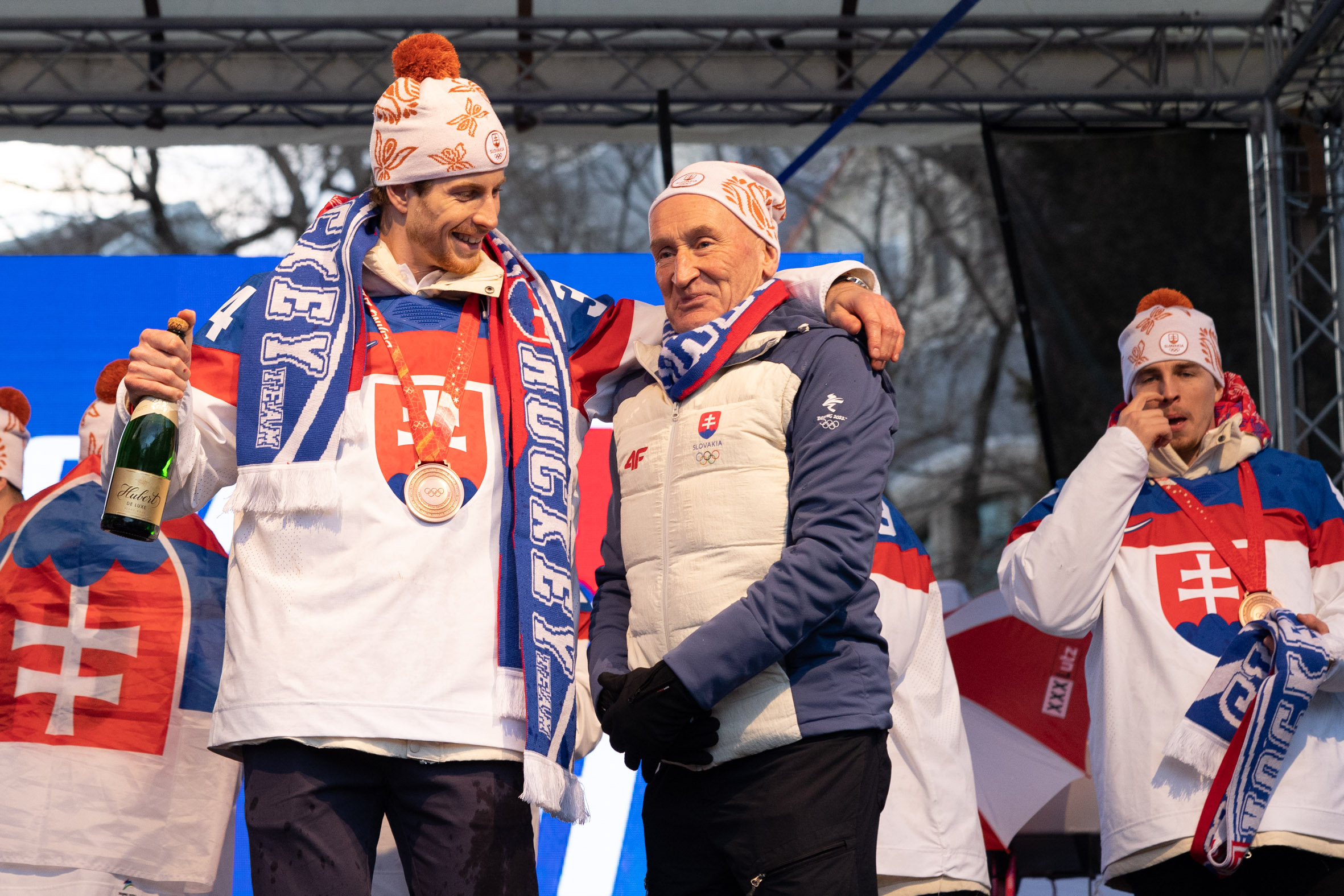 Peter Cehlárik a Craig Ramsay počas osláv v Bratislave.