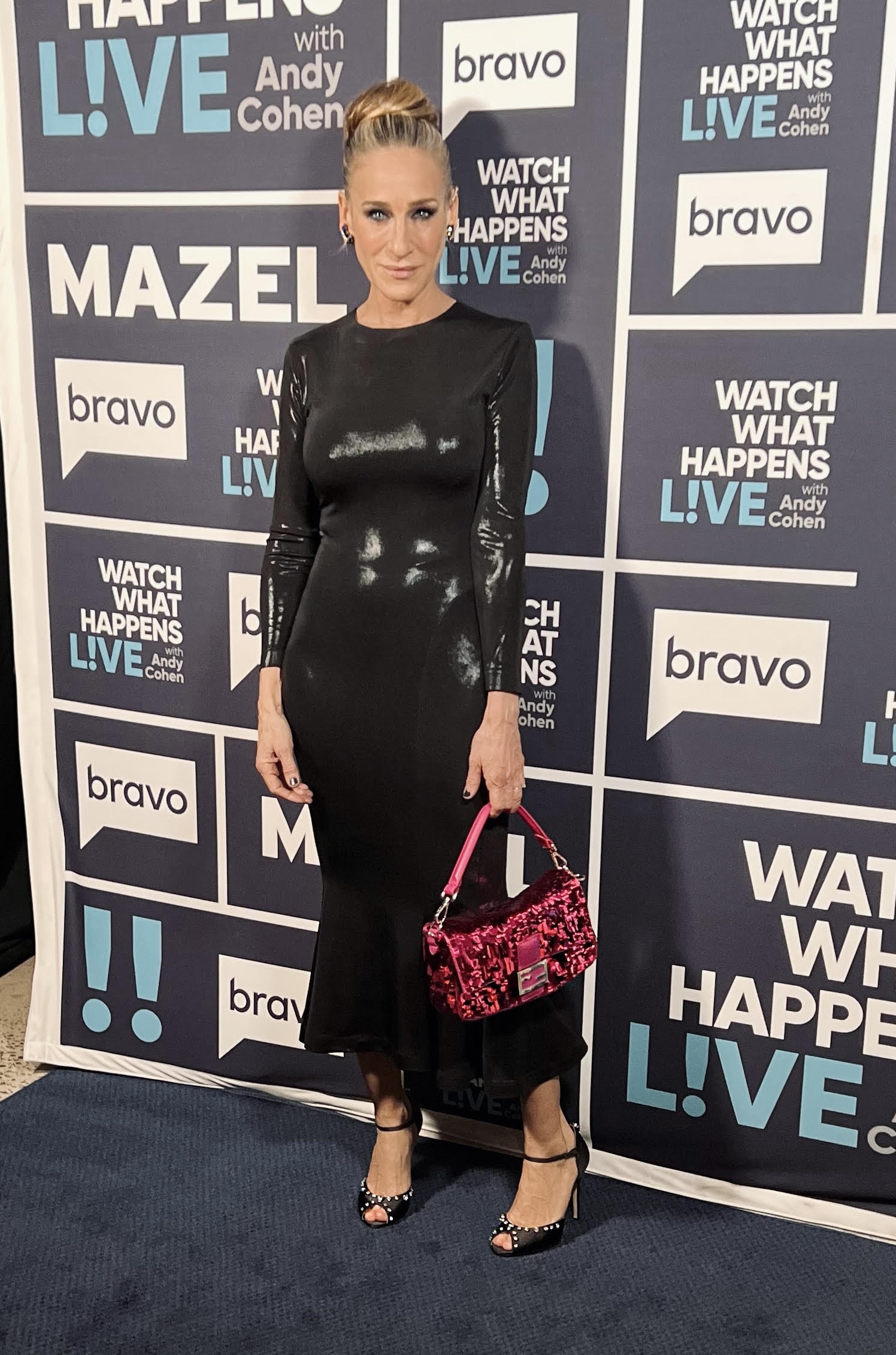 Herečka Sarah Jessica Parker v šatách Norma Kamali a s flitrovanou ružovou kabelkou Fendi Baguette.