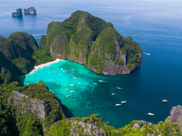 Maya Bay z filmu Pláž bola pre turistov uzatvorená od roku 2018. Otvorená je opätovne od 1. januára 2022.