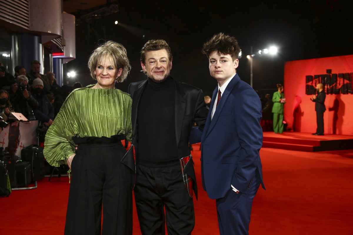 Zľava: Lorraine Ashbourne, Andy Serkis a ich syn Louis Serkis.