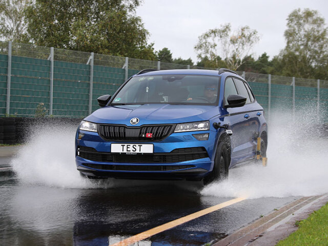 ADAC otestoval až 18 pneumatík profilu 215/60 R16 v cenovom rozpätí od 81 do 163 eur. Testovacím vozidlom bola Škoda Karoq, hoci nešlo primárne o test pneumatík pre kategóriu SUV.