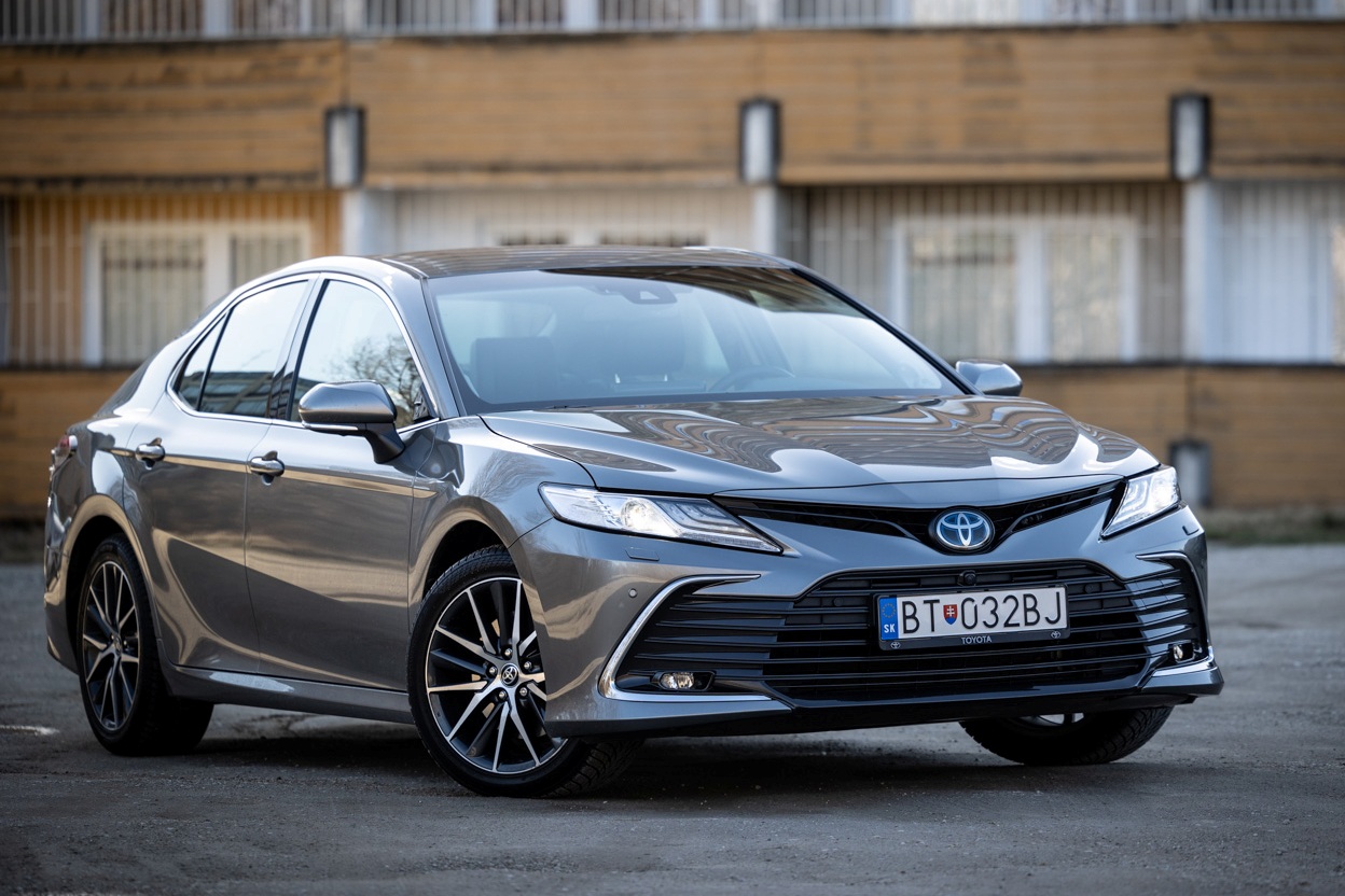 Toyota Camry bola v minulých generáciách pomerne konzervatívnym sedanom. Tá najnovšia má však odvážnejší dizajn. Šokuje najmä prednou maskou v štýle katamaranu. Po facelfte je ešte expresívnejšia.