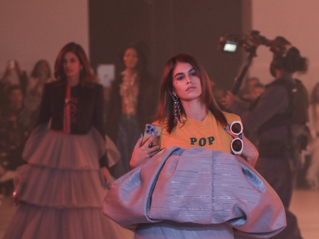 Topmodelka Kaia Gerber na prehliadke značky Off-White.