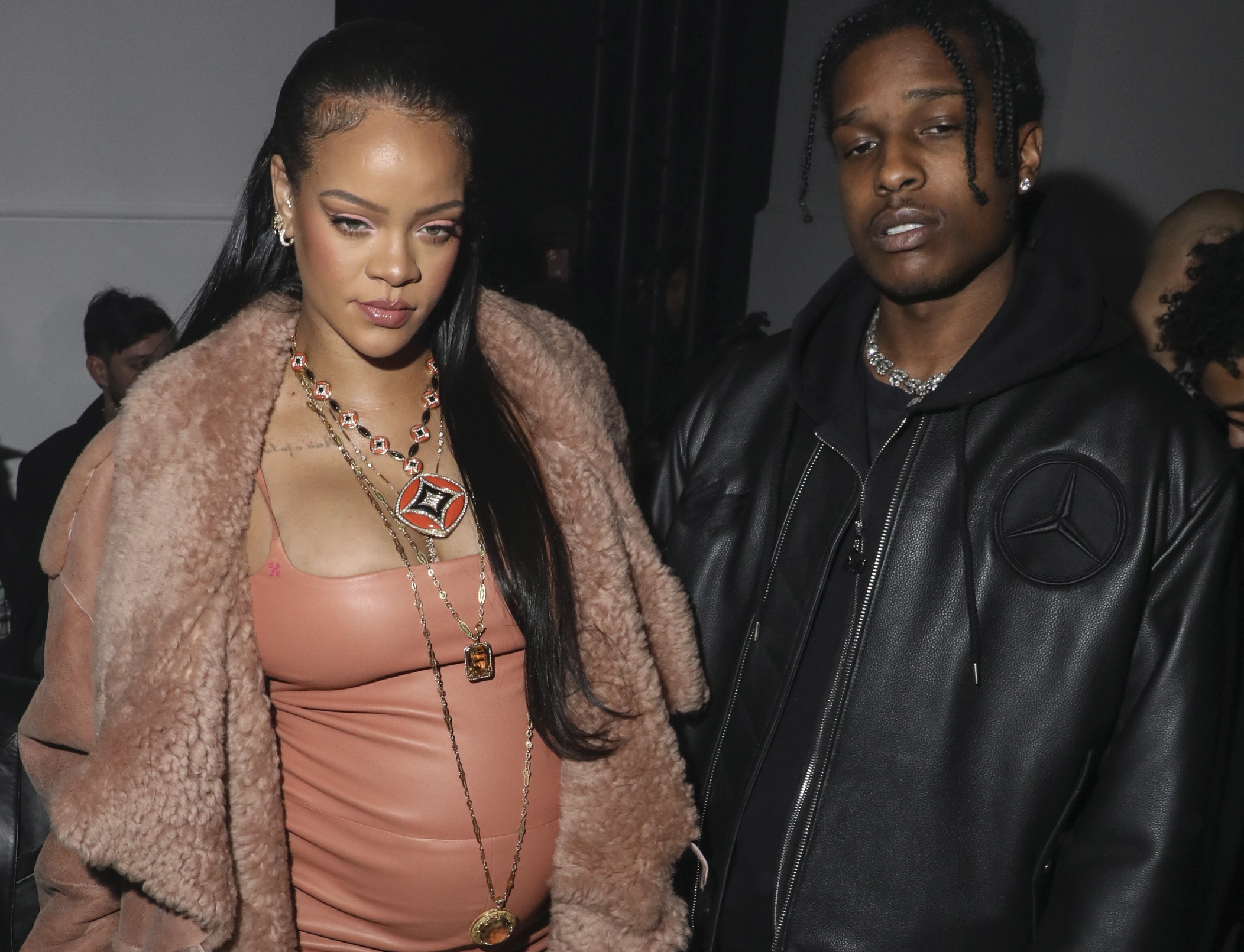 Tehotná Rihanna a jej partner ASAP Rocky na prehliadke v Paríži boli magnetom pre paparazzov.
