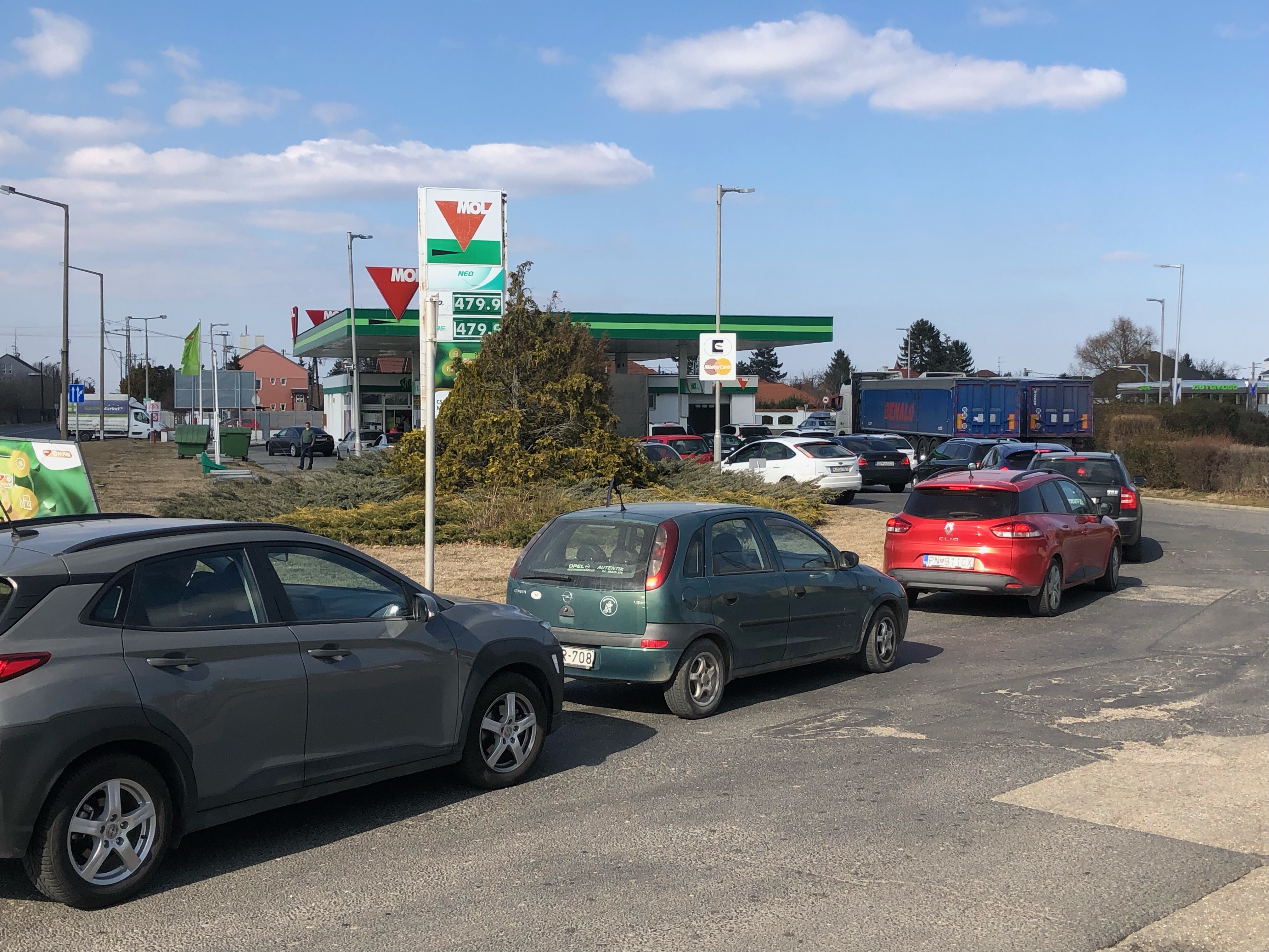 Ceny benzínu a nafty vzrástli v celej Európe. V niektorých krajinách ako v Srbsku, Bulharsku, Slovinsku alebo Rumunsku sú však nižšie ako u nás. V Maďarsku je to len naoko.