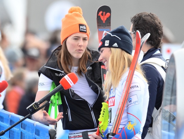 Petra Vlhová a Mikaela Shiffrinová v cieli.