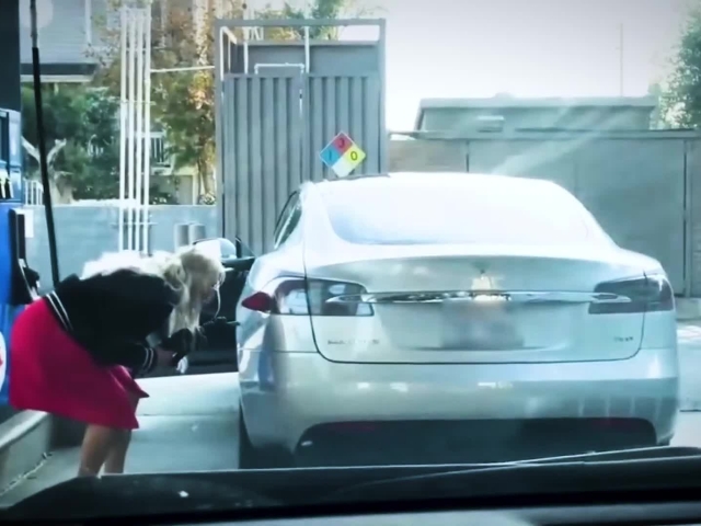 Blondína márne hľadá, kadiaľ do Tesly natankovať benzín