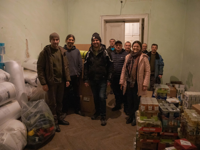 Zľava Vasyľ Pryndak, Tomáš Vida, Peter Šarina a Ukrajinci, ktorí pomáhali so zásielkou.