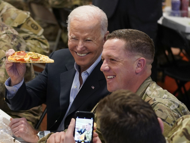 Joe Biden, Poľsko, americkí vojaci