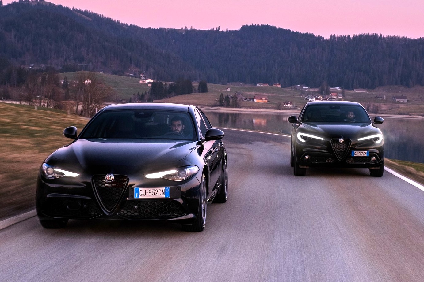 Giulia a Stelvio vychádzajú z doteraz najšportovejších verzií so 4-valcovými motormi, teda z Veloce. Pridávajú však karbónové komponenty typické pre 6-valcové Qudrifoglio Verde.
