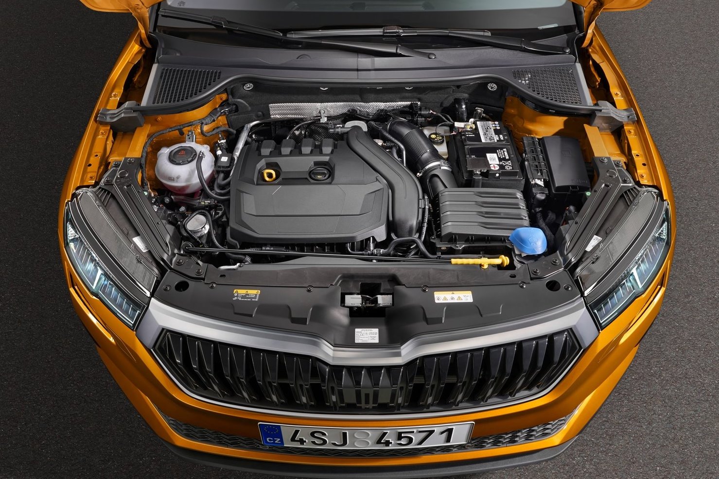 Pohon 4 x 4 dostanú už len dva najvýkonnejšie motory – benzínový 2,0 TSI (140 kW) a naftový 2,0 TDI (110 kW). A to len v kombinácii s dvojspojkovou prevodovkou 7-DSG.