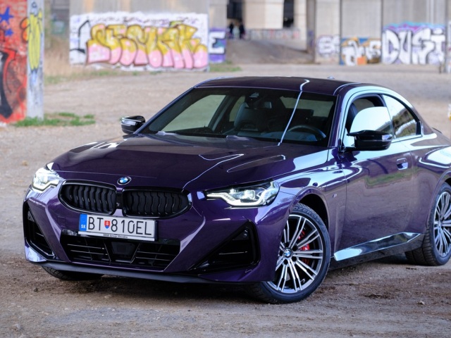 BMW 2 Coupé BMW 2 Coupé nadobro pretrhlo korene s modelovým radom 1 a 2. Je to vlastne malá štvorka. Našťastie, s klasickými ľadvinkami. Verzia M240i xDrive očarí agresívnejšími nárazníkmi či vydutou kapotou, vytvárajúcou priestor pre mohutné srdce.