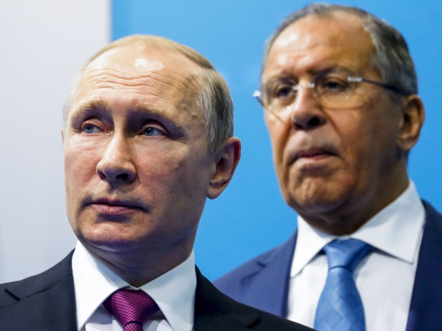 Ruský prezident Vladimir Putin (vľavo) a jeho šéf diplomacie  Sergej Lavrov.