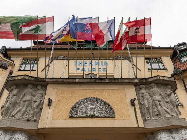 Symbol páva na priečelí hotela.