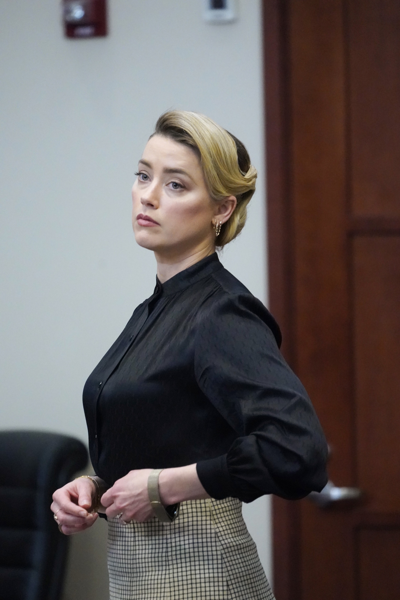 Herečka Amber Heard na zábere zo súdnej siene Fairfax County Circuit Courthouse vo Fairfaxe 25. apríla 2022.