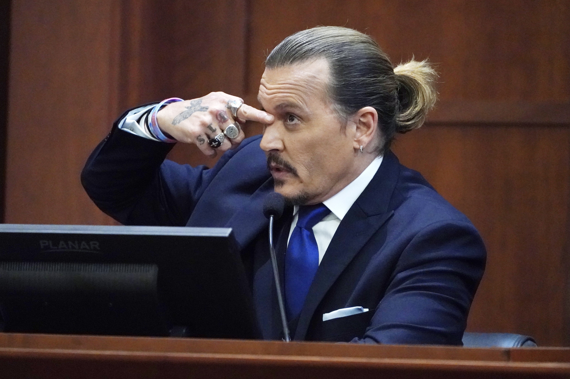 Herec Johnny Depp počas svojej svedeckej výpovede na zábere z 25. apríla 2022.
