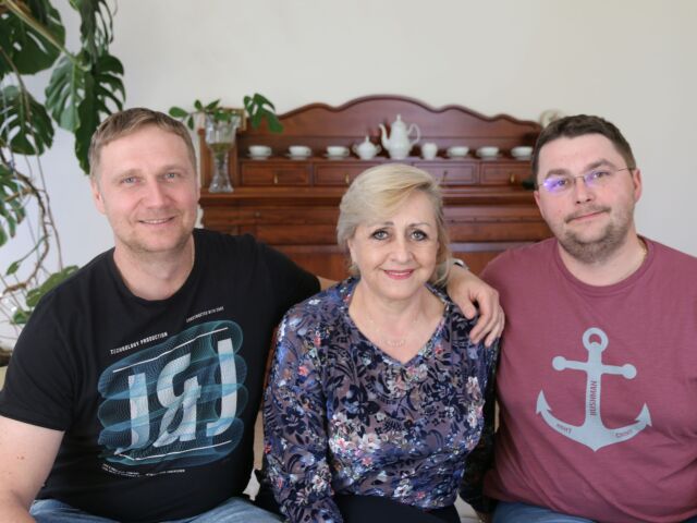 Nadežda Demeterová so svojimi dvomi synmi (vľavo Michal Demeter, ktorý je obchodný konateľ rodinnej firmy a vpravo Rastislav Demeter).