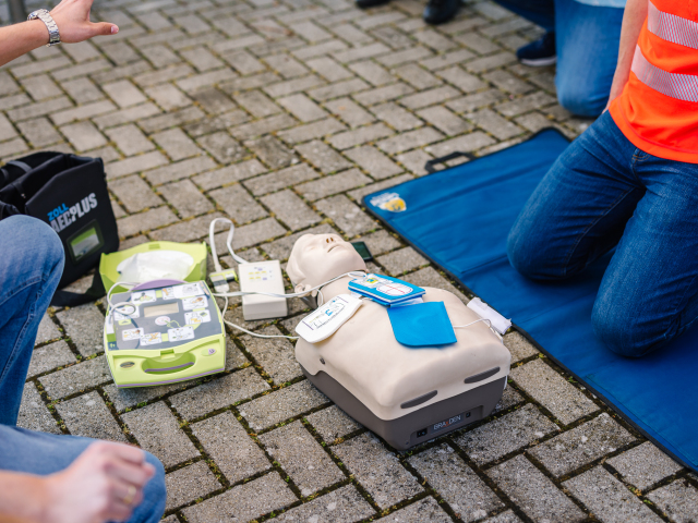 defibrilator, AED, prvá pomoc, resuscitácia