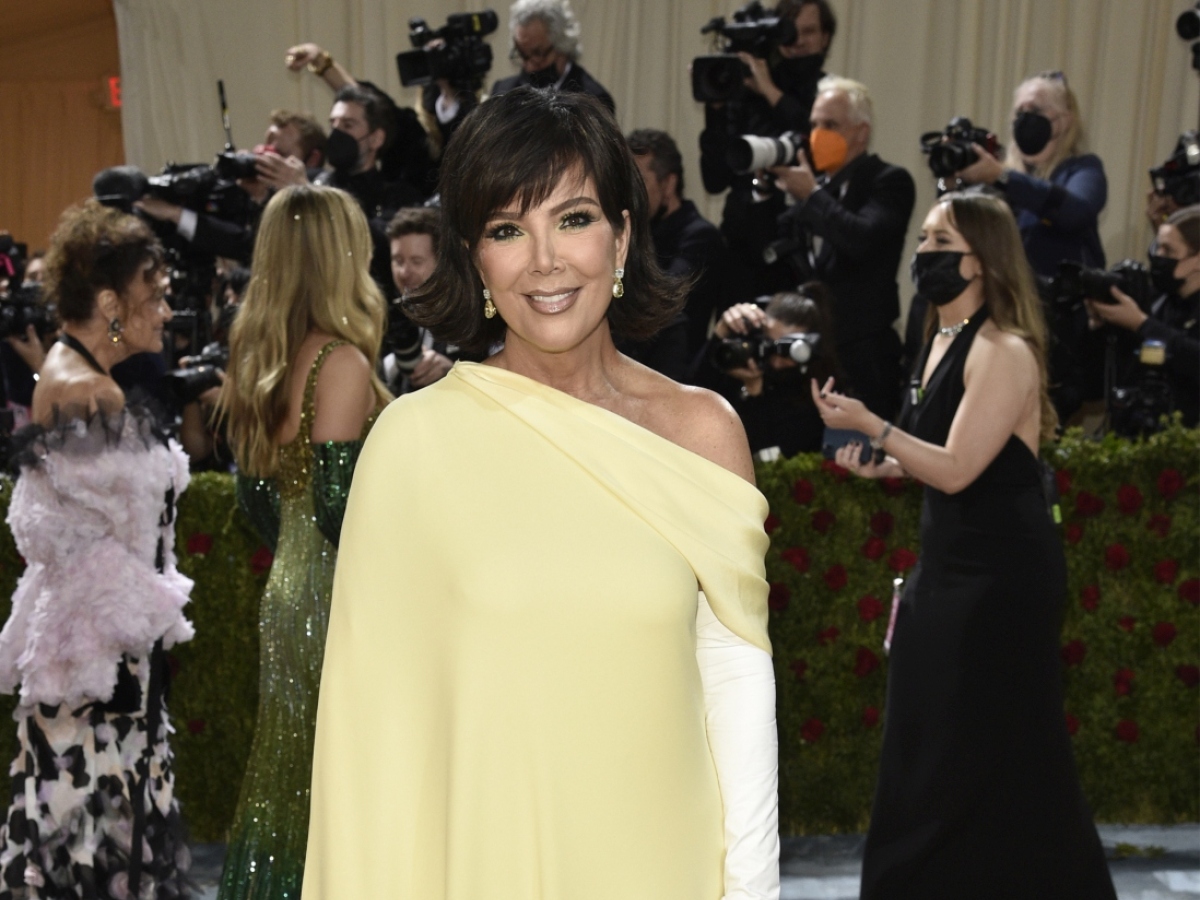 Televízna celebrita Kris Jenner v kreácii Oscar de la Renta