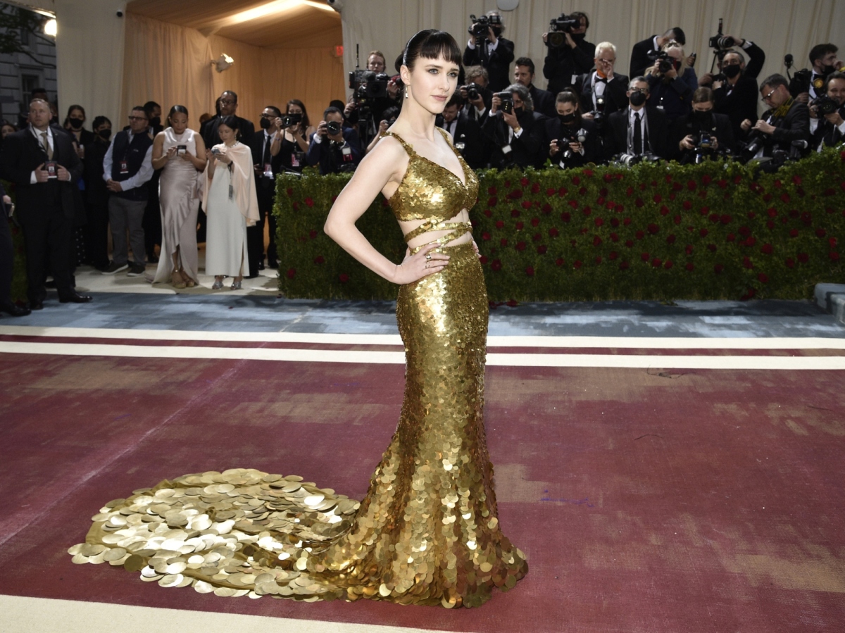 Herečka Rachel Brosnahan v kreácii Altuzarra. 