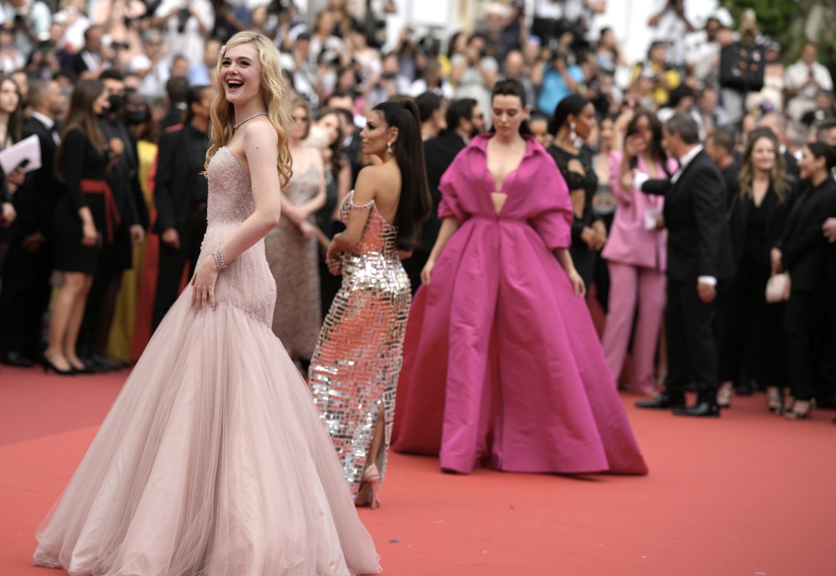 Elle Fanning, Eva Longoria, a Katherine Langford