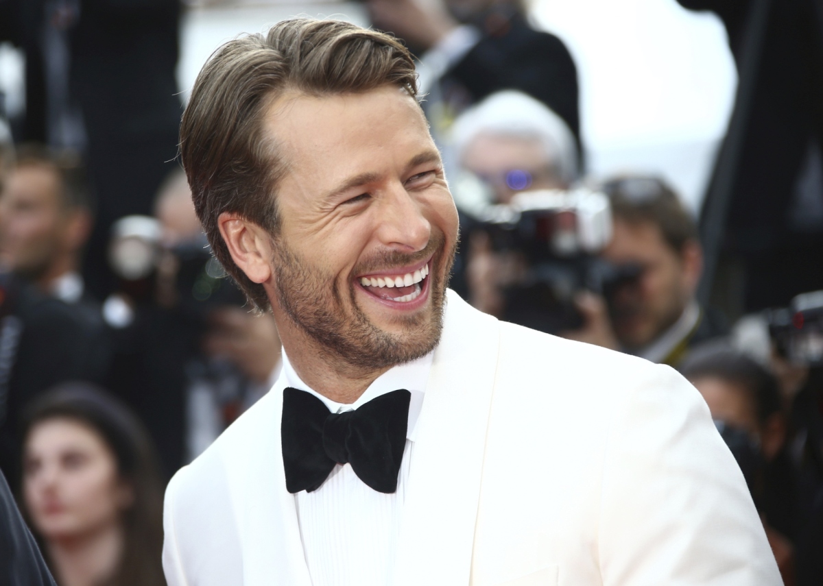 Herec Glen Powell.