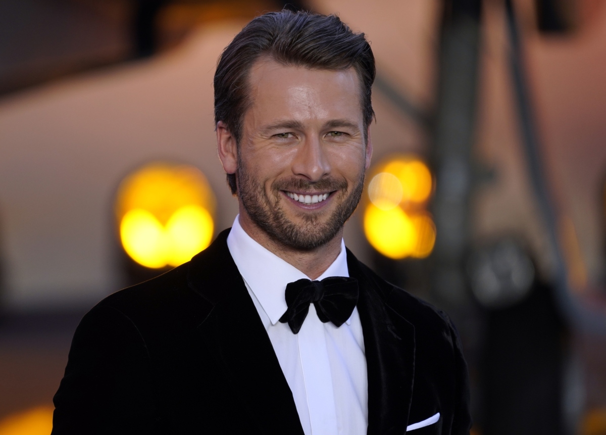 Herec Glen Powell.