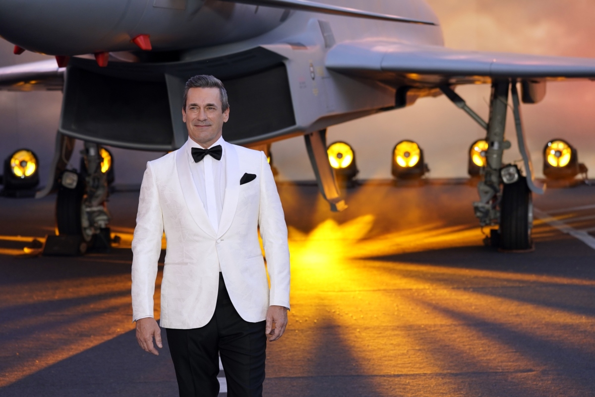 Herec Jon Hamm pózuje fotografom. 