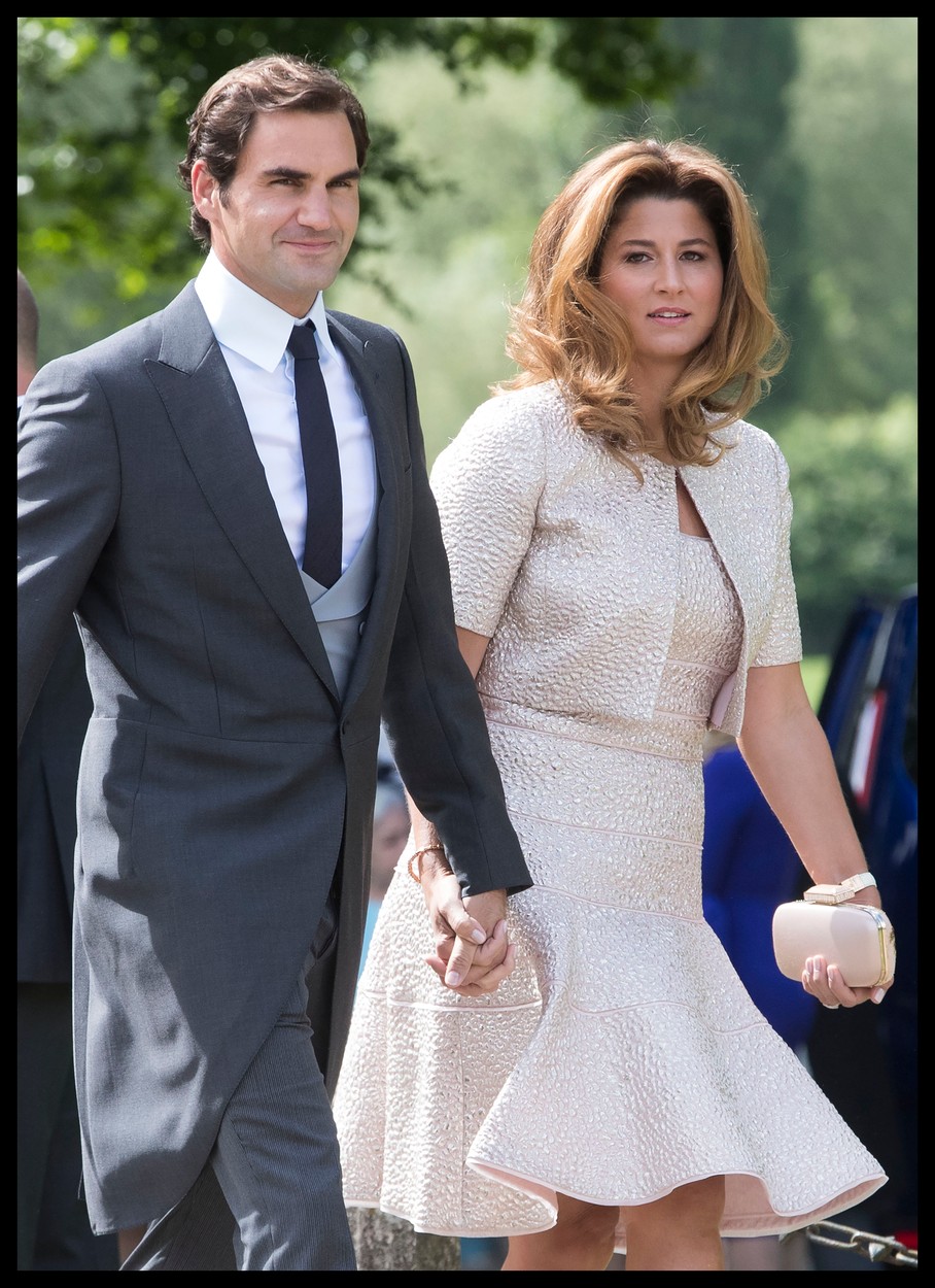 Roger a Mirka Federerovci prichádzajú na svadbu Pippy Middletonovej.